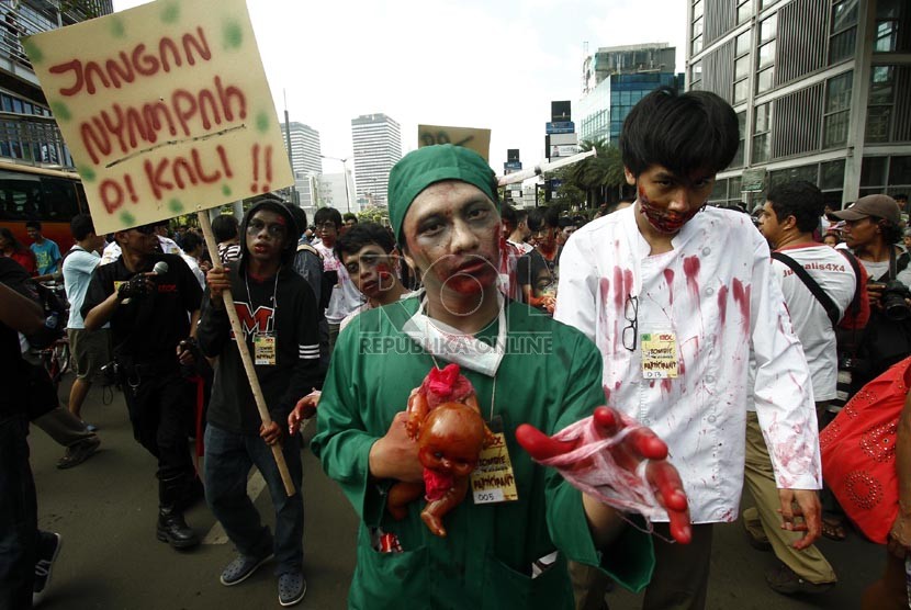  Puluhan anggota komunitas Indonesian Zombie Club menggelar aksi di Jalan MH Thamrin, Jakarta, Ahad (27/1),mengajak warga Jakarta untuk menjaga kebersihan lingkungan. (Republika/Adhi Wicaksono)