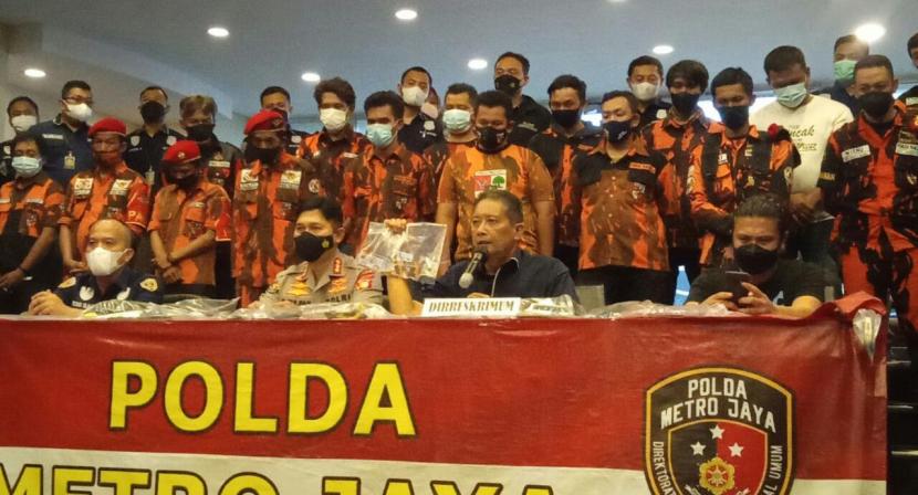 Puluhan anggota Pemuda Pancasila (PP) ditangkap dan ditetapkan sebagai tersangka kepemilikan senjata tajam, pasca-aksi unjuk rasa di depan Gedung DPR/MPR RI, Jakarta, Kamis (25/11). Polda Metro Jaya juga mengamankan tujuh kendaraan diduga milik Pemuda Pancasila pascaaksi unjuk rasa yang berujung ricuh di depan gedung parlemen, Senayan.