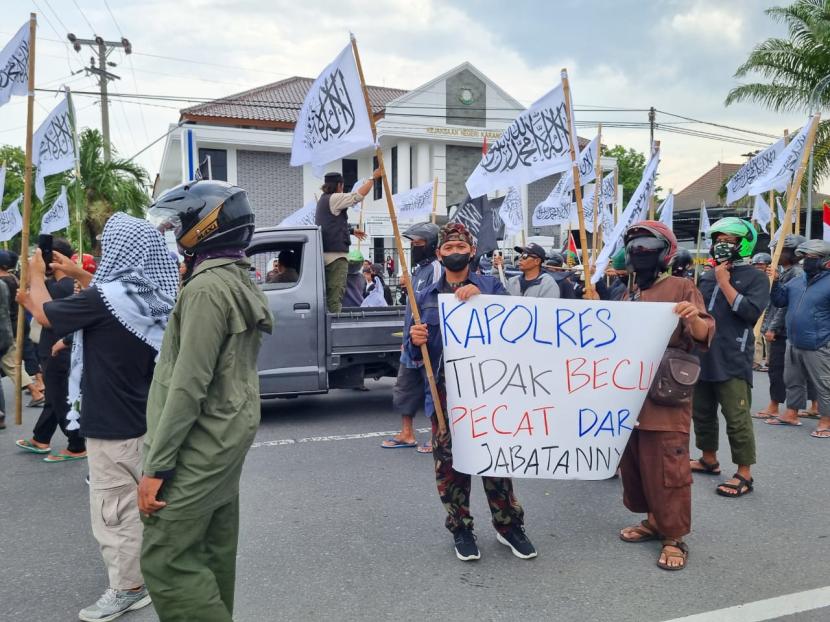 Puluhan anggota ormas menggelar aksi demo di depan gedung Polres Karanganyar, Senin (29/1/2024). Aksi ini dilatarbelakangi kasus penembakan yang menewaskan seorang anggota Brigade Umar Bin Khattab, Yuda Bagus Setiawan beberapa waktu lalu.