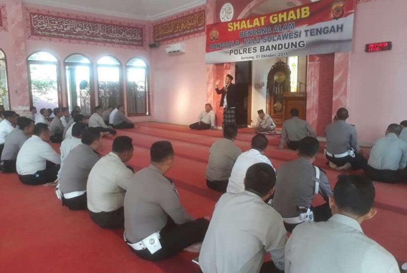 Puluhan anggota Polres Bandung melaksanakan salat gaib untuk korban meninggal bencana gempa di Donggala-Palu, Sulawesi Tengah, Senin (1/10).