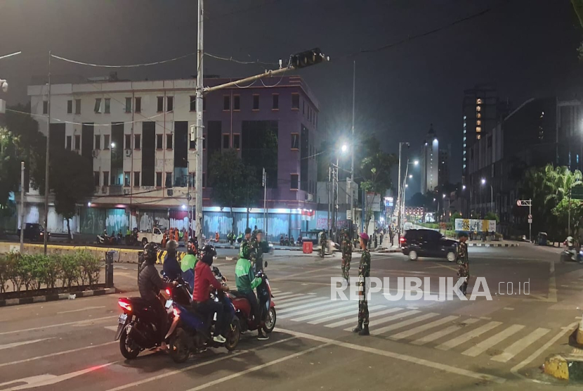 Puluhan anggota TNI Marinir berjaga di sekitar Kwitang, Senen, Jakarta, Ahad (31/8/2025).