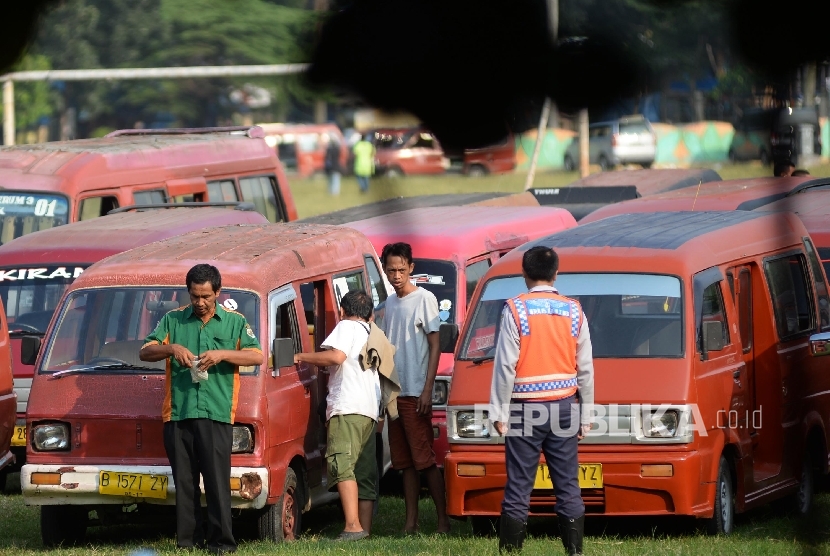 Puluhan angkutan umum dikandangkan di Lapangan Multi Guna Kota Bekasi, Jabar, Kamis (11/8).  (Republika/Yasin Habibi)