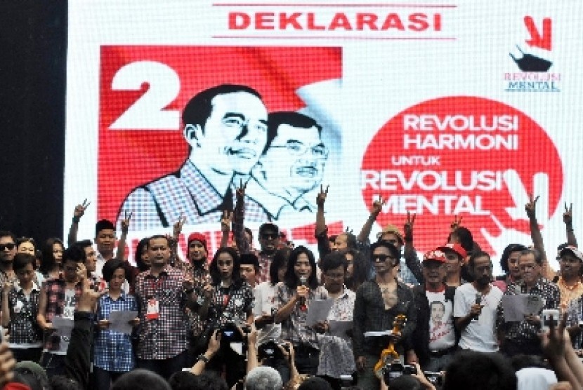 Puluhan artis dan seniman menyatakan dukungan terhadap pasangan Joko Widodo dan Jusuf Kalla pada Pemilihan Presiden (Pilpres) 2014 melalui Gerakan Revolusi Harmoni di Senayan, Jakarta, Rabu (11/6). 