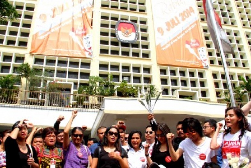 Puluhan artis yang tergabung dalam Suara Masyarakat Untuk Pilpres Jujur membacakan petisi Lawan Pilpres Curang di KPU Jakarta, Selasa (8/7). 