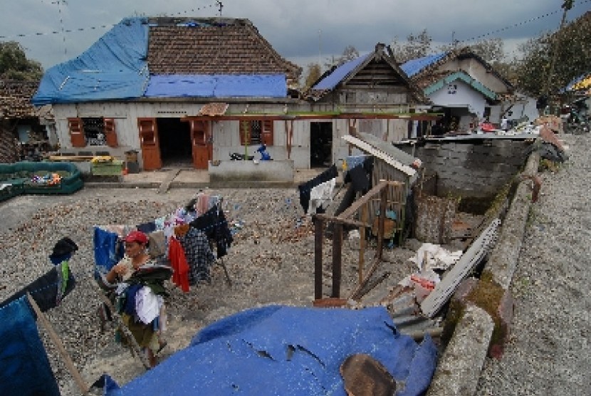 Puluhan atap rumah ditutupi terpal di kawasan Desa Laharpang , Puncu, Kediri, Jawa Timur. Di Kabupaten Kediri tercatat ada lebih dari 19.000 rumah rusak akibat letusan Gunung Kelud. 