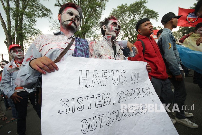 Ratusan awak tanki Pertamina berpenampilan seperti zombie menggelar aksi menuntut pembatalan PHK di depan Gedung Sate, Kota Bandung, sebelum melakukan longmarch ke Jakarta, Jumat (13/10).