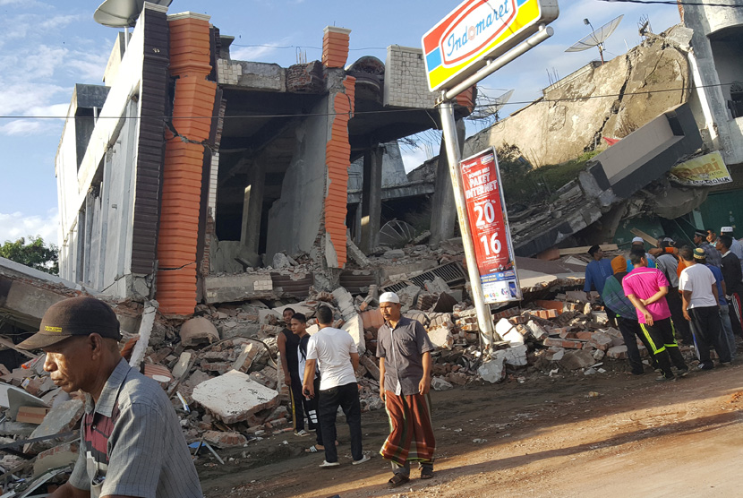 Puluhan bangunan runtuh akibat gempa 6,4 SR di Ule Glee, Pidie Jaya di provinsi utara Aceh, Rabu (7 /12).