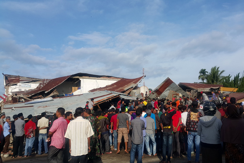 Puluhan bangunan runtuh akibat gempa 6,4 SR di Ule Glee, Pidie Jaya di provinsi utara Aceh, (7 /12).