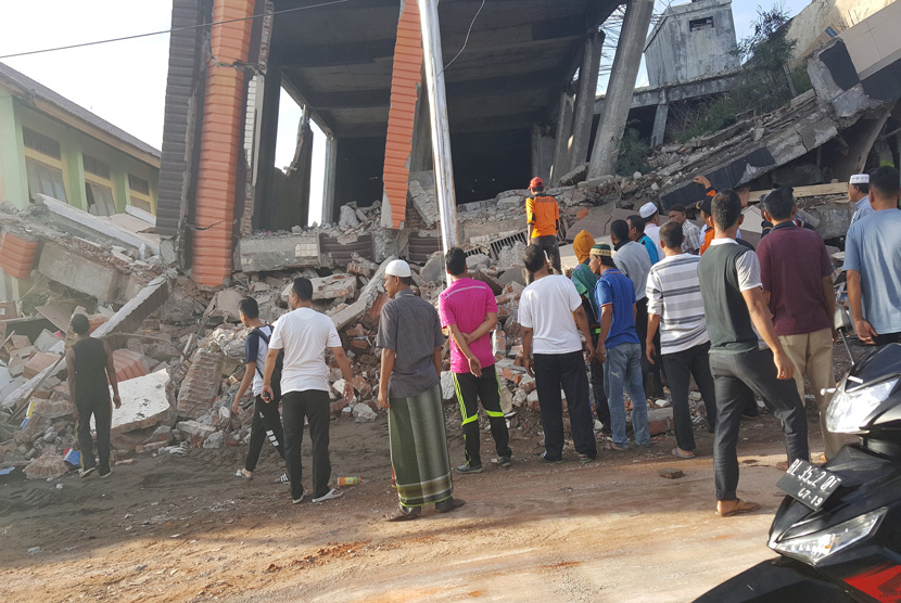 Puluhan bangunan runtuh akibat gempa 6,4 SR di Ule Glee, Pidie Jaya di provinsi utara Aceh, Rabu (7 /12).