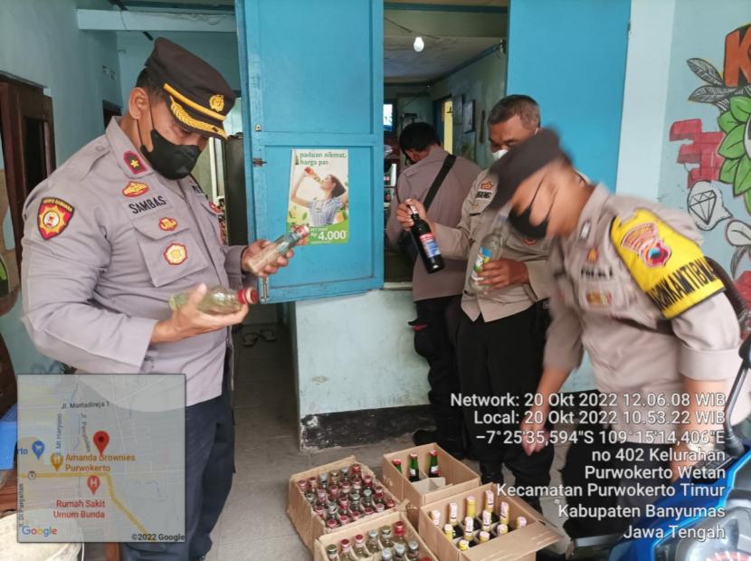 Puluhan botol minuman keras berbagai merek diamankan jajaran Polsek Purwokerto Timur, Polresta Banyumas, Polda Jateng, dalam operasi cipta kondisi, Kamis (20/10/22). 