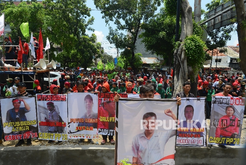 Puluhan buruh dari berbagai organisasi melakukan aksi unjuk rasa menolak kriminalisasi aktifis buruh di depan Pengadilan Negeri Jakarta Pusat, Jakarta, Senin (28/3). (Republika/Raisan Al Farisi)
