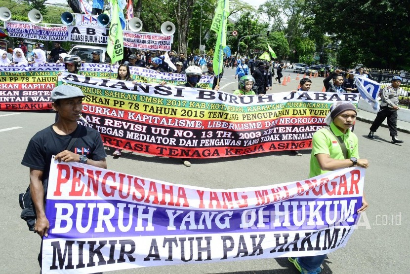 Puluhan buruh yang tergabung dalam Aliansi Buruh Jabar menggelar aksi di halaman depan Gedung Sate, Kota Bandung, Senin (6/2). Aksi tersebut salah satunya menuntut pemerintah tegas mendeportasi tenaga kerja asing (TKA) ilegal yang saat ini banyak berdatang