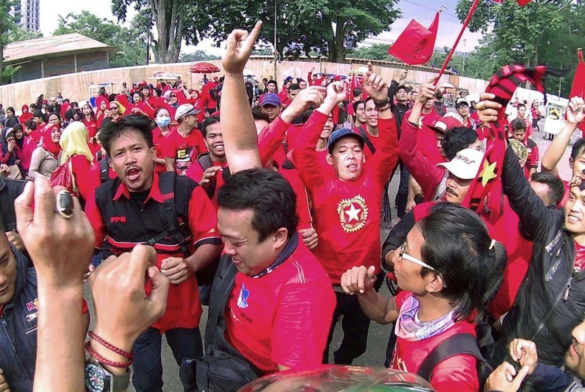 Puluhan buruh yang tergabung dalam KASBI melakukan aksi di depan Gedung Sate, Kota Bandung, Selasa (24/11). Aksi tersebut menuntut pemerintah menghapus Peraturan Pemerintah nomor 78 Tahun 2015 tentang Pengupahan yang dinilai merugikan para buruh.