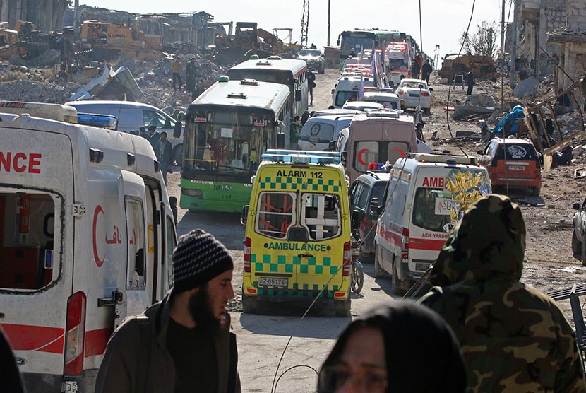 Puluhan bus dan ambulans bersiap mengevakuasi ribuan orang penduduk sipil di Aleppo pada Kamis (15/12).
