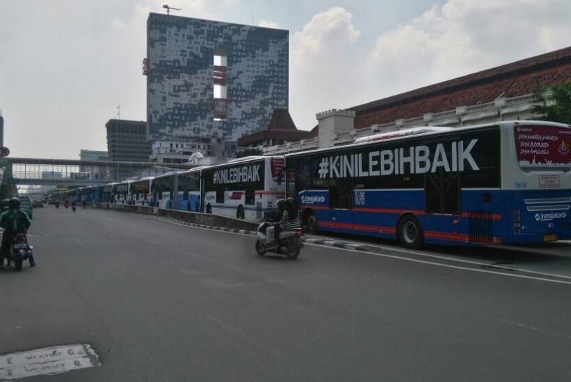 Puluhan bus Transjakarta yang diparkir di Halte Harmoni karena sopir bus Transjakarta yang sedang melakukan mogok kerja, Senin (12/6).
