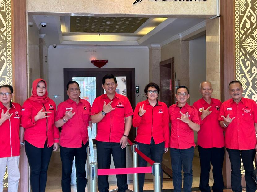 Puluhan caleg PDIP tingkat kabupaten/kota di Jawa Tengah mendatangi kantor DPP PDIP, Menteng, Jakarta Pusat, Senin (1/4/2024), untuk meminta keadilan.