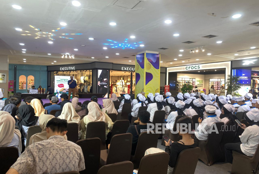 Puluhan calon chef mengikuti ajang Culinary Festival #5 bertema Savor the Taste of Indonesia, Served Globally yang diadakan oleh Budi Mulia Dua Culinary School di di Ambarrukmo Plaza, Yogyakarta, Ahad (15/6/2025).