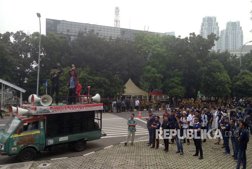 Puluhan demonstran melakukan unjuk rasa terkait penyebutan nama Amien Rais dalam kasus dugaan korupsi alat kesehatan, di halaman Gedung Komisi Pemberantasan Korupsi (KPK) di Jakarta, Senin (5/6). 