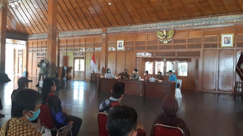 Puluhan disabilitas netra yang tergabung dalam Persatuan Tunanetra Indonesia (Pertuni) Surakarta menyampaikan aspirasi kepada Wali Kota Solo, Gibran Rakabuming Raka, di Balai Kota Solo, Jumat (24/12).