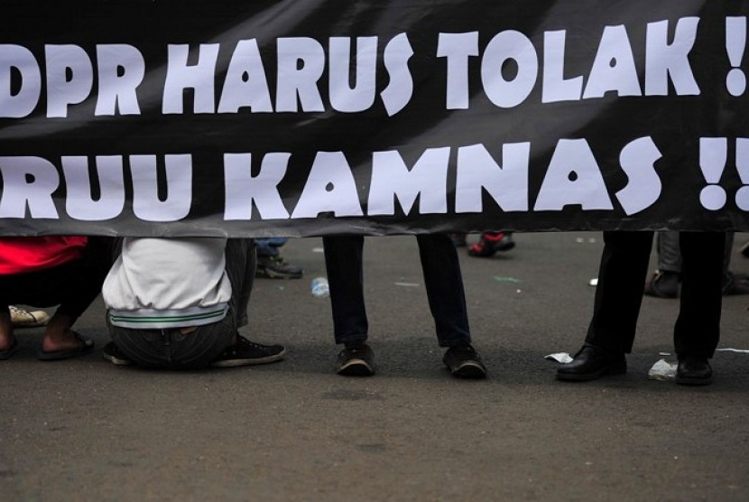 Puluhan elemen masyarakat dan mahasiswa melakukan aksi unjuk rasa di depan gedung DPR, Kompleks Parlemen Senayan, Jakarta, Rabu (17/10). Mereka menuntut agar DPR membatalkan rancangan Undang-Undang (RUU) Keamanan Nasional yang dinilai berpotensi mengakibat