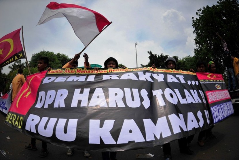 Puluhan elemen masyarakat dan mahasiswa melakukan aksi unjuk rasa di depan gedung DPR, Kompleks Parlemen Senayan, Jakarta, Rabu (17/10)