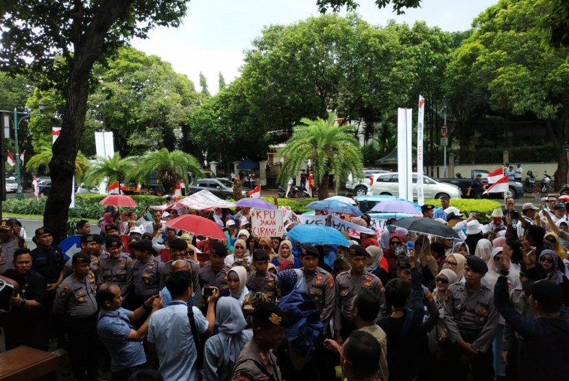 Puluhan emak-emak yang tergabung dalam Panggung Perlawanan Rakyat, menggelar aksi di depan Kantor KPU, Menteng, Jakarta Pusat, Ahad (21/4) sore. Mereka meminta KPU tidak mencurangi hasil pemilu.