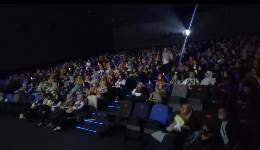 Puluhan guru dan siswa sekolah di Kota Cimahi tengah menonton film dokumenter The Journey: Angklung Goes To Europe. 