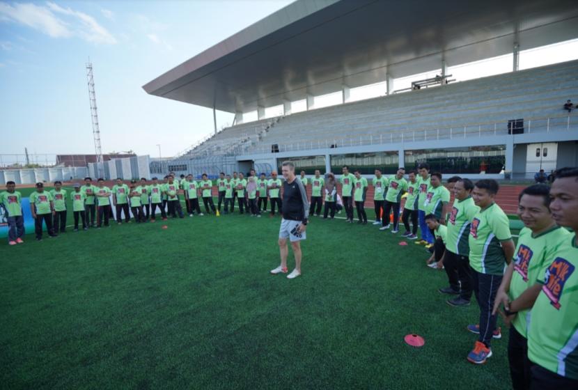 Puluhan guru dari berbagai Madrasah Ibtidaiyah di Kudus, Jawa Tengah mengikuti pelatihan pengembangan sepak bola putri lewat MilkLife Coaching Clinic dan MilkLife Soccer Challenge.