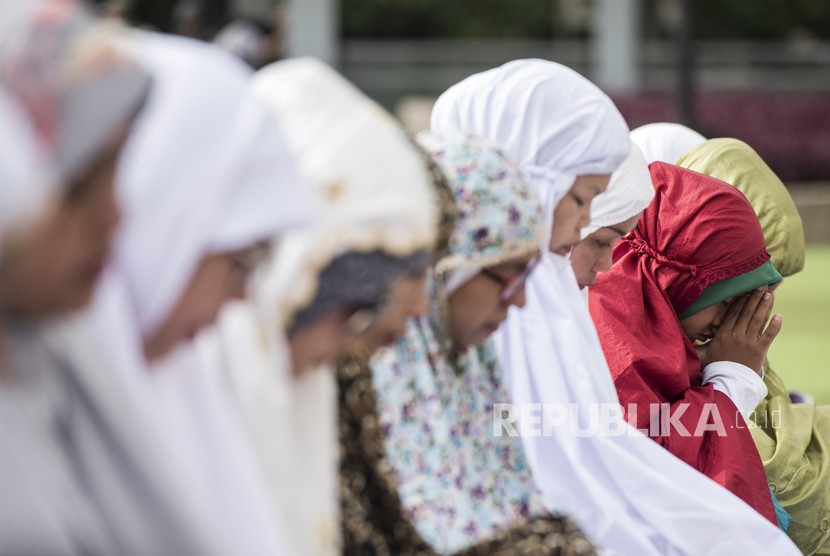 Puluhan guru honorer melakukan Istighosah dan menggelar doa bersama di Alun-alun Kota Bandung, Jawa Barat, Rabu (27/12).