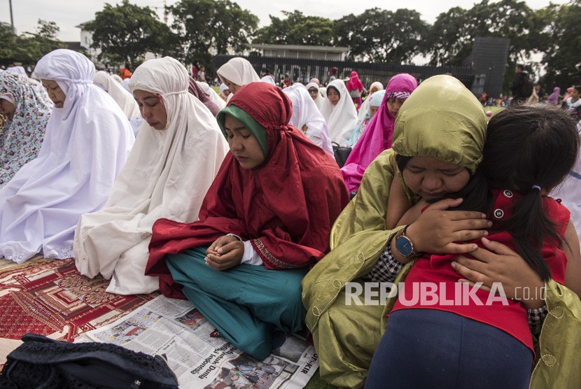 Puluhan guru honorer melakukan Istighosah dan menggelar doa bersama di Alun-alun Kota Bandung, Jawa Barat, Rabu (27/12).