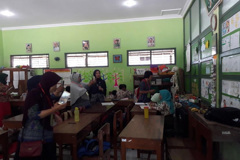 Puluhan guru, kepala sekolah dan pengawas dari Kabupaten Banggai melakunan kunjungan studi banding me SD Negeri 2 Karangmloko Kabupaten Sleman, Kamis (14/9). 