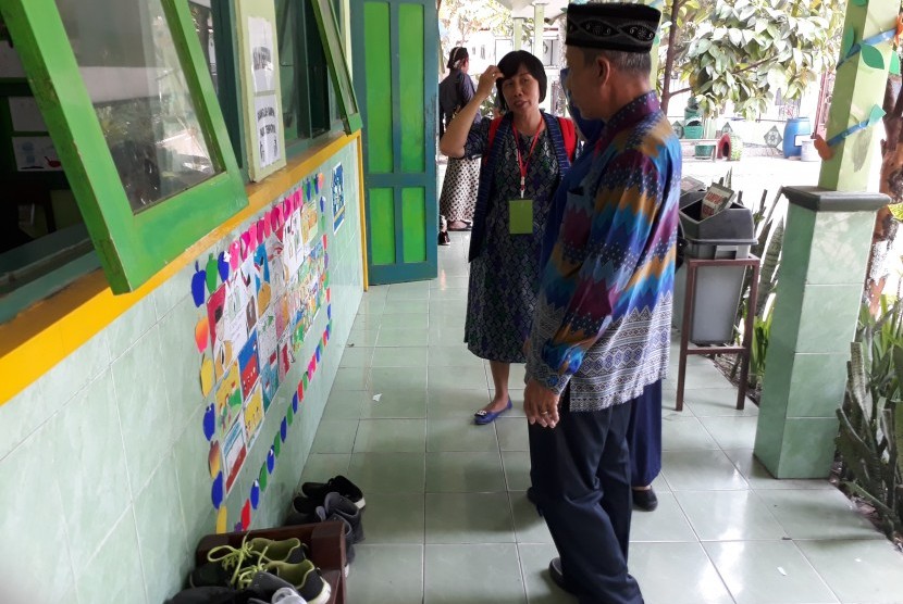 Puluhan guru, kepala sekolah dan pengawas dari Kabupaten Banggai melakunan kunjungan studi banding ke SD Negeri 2 Karangmloko Kabupaten Sleman, Kamis (14/9). 