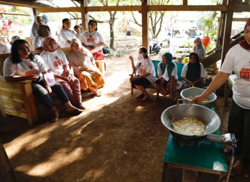 Puluhan ibu-ibu dan pemuda di Desa Belapunranga, Kecamatan Parangloe, Kabupaten Gowa, Sulawesi Selatan berbondong-bondong mengikuti kegiatan pelatihan pembuatan keripik singkong.