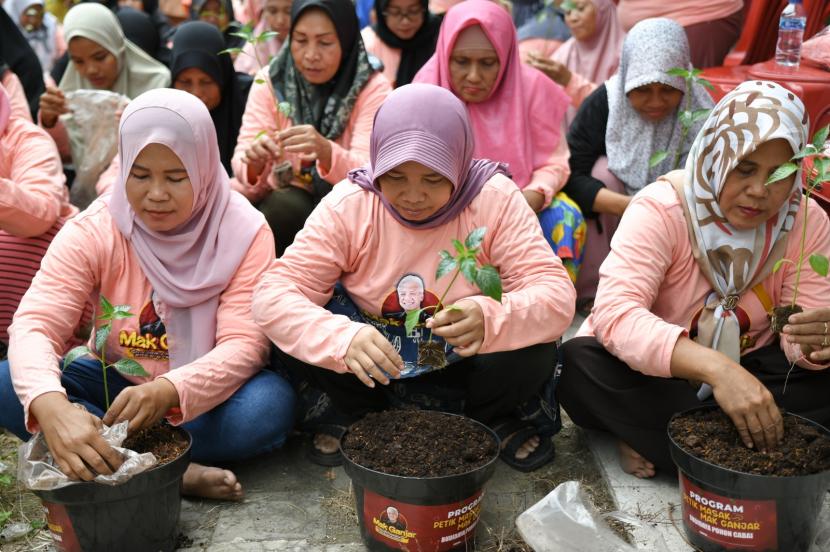 Puluhan ibu-ibu di Pegadungan, Jakarta Barat diajak untuk budi daya cabai di dalam pot pada Rabu (31/5/2023). 