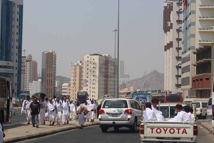 Puluhan jamah haji yang menjalankan sunnah Tarwiyah menuju Mina di depan Terowongan Malik Fahd atau depan Kantor Misi Haji Indonesia, Makkah, Arab Saudi, Kamis (2/10) siang waktu arab saudi.(Republika/Zaky Alhamzah) 