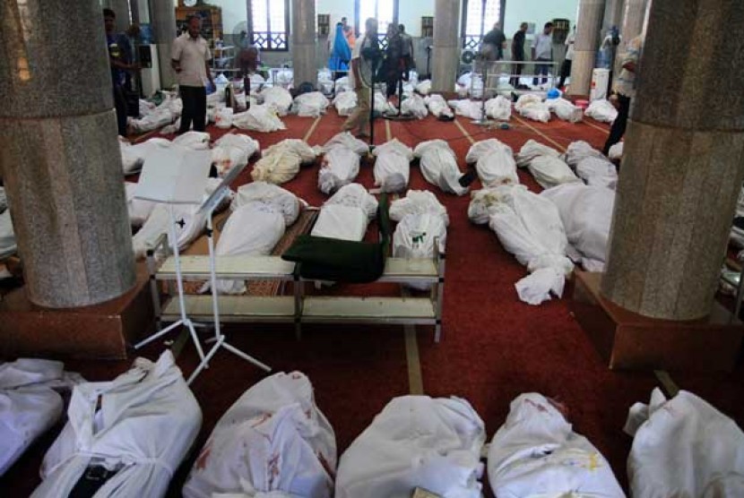  Puluhan jenazah pendukung Presiden Muhammad Mursi diletakkan di lantai Masjid El-Iman Nasr City, Kairo, Kamis (15/8).