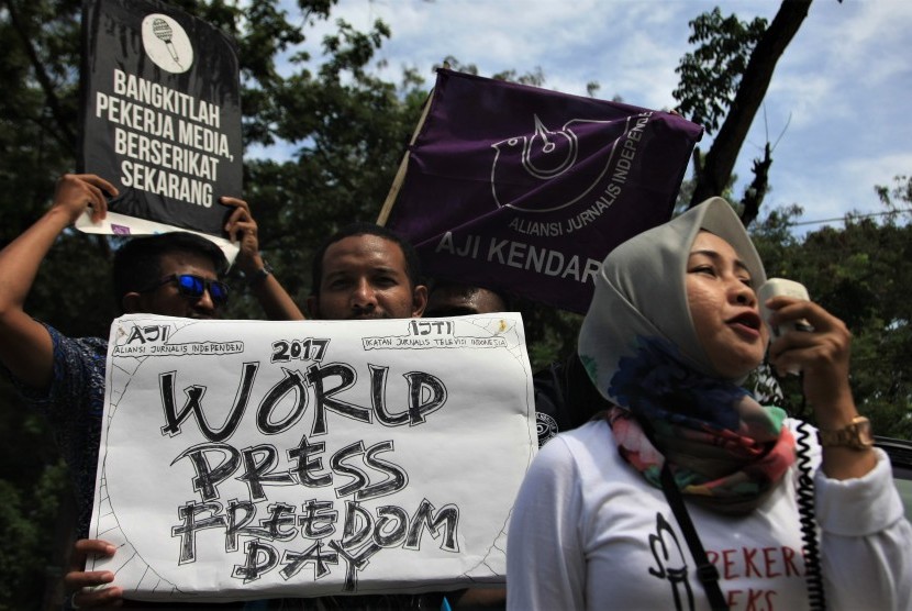 Puluhan jurnalis menggelar aksi hari kebebasan pers sedunia