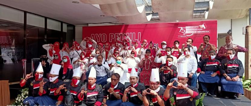  Puluhan juru masak profesional dari Indonesian Chef Association BPD JABAR dan Asosiasi Pengusaha Jasaboga Indonesia (APJI), yang merayakan HUT RI dengan memasak 7.500 porsi nasi kotak,  di Grand Hotel Preanger, Bandung, Selasa (18/8). 