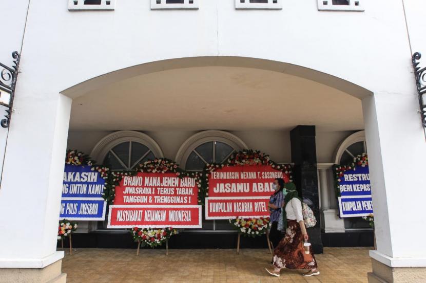 Puluhan karangan bunga berisi dukungan terhadap program restrukturisasi polis Jiwasraya memadati teras gedung Kantor Pusat Jiwasraya di Jalan Juanda Nomor 34, Jakarta Pusat, Selasa (15/12).