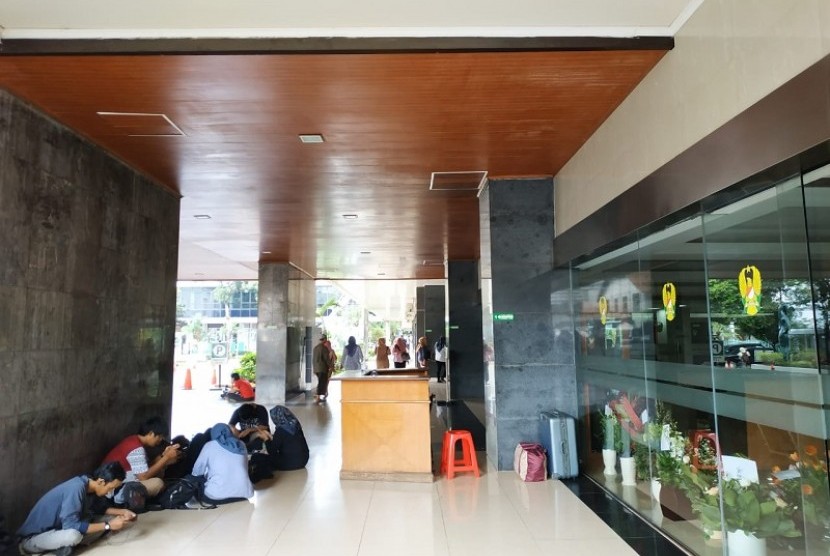 Puluhan karangan bunga untuk Menkopolhukam Wiranto masih berdatangan di RSPAD Gatot Subroto, Jakarta Pusat, Sabtu (12/10).  Karangan bunga dari para pejabat itu ditempatkan di Lobi Utama RSPAD. 