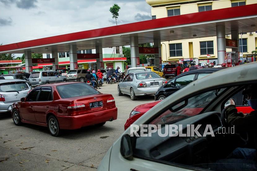 Puluhan kendaraan antre mengisi BBM di Stasiun Pengisian Bahan Bakar Umum (SPBU) di Kota Batam, Kepulauan Riau, Senin (2/11). BPS mencatat ada kenaikan impor minyak dan BBM pada Maret 2021 ini. 