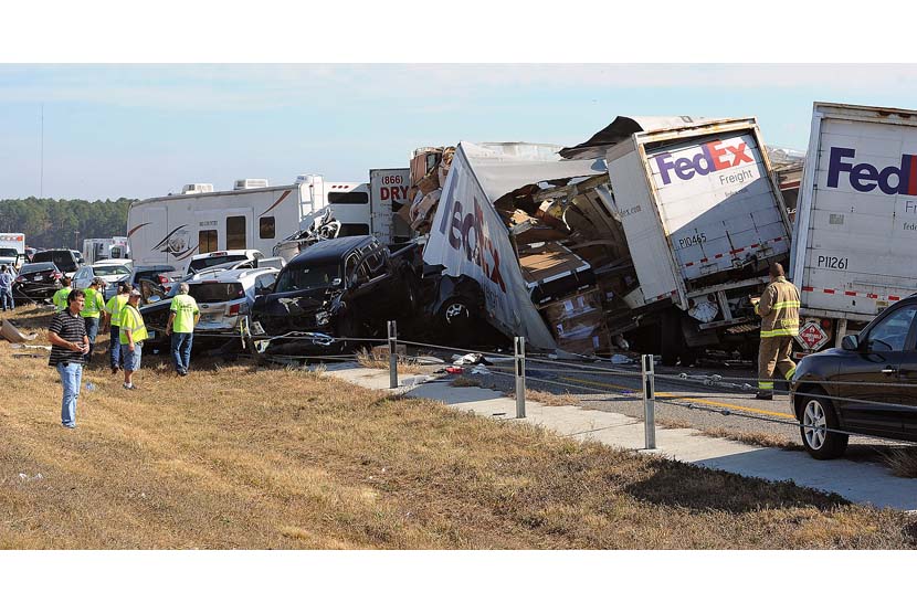 Puluhan kendaraan yang menumpuk akibat kecelakaan tabrakan beruntun di jalan raya Interstate 10 di Texas,Kamis (22/11). (AP/ The Enterprise Beaumont, Guiseppe Barranco)