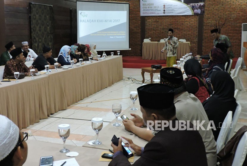 Puluhan Kiai dan Nyai menggelar halaqah di Bogor. Kegiatan yang bertema Jihad Pesantren Berbasis Literasi: ikhtiar Menangkal Radikalisme Beragama ini dilaksanakan pada tanggal 4-6 Desember 2017. (