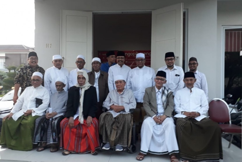 Puluhan Kiai Sepuh se-Jawa Timur berkumpul di Rumah Ketua PBNU Saifullah Yusuf (Gus Ipul) di perumahan The Gayungsari, Surabaya, Jumat (19/4). Mereka bertemu untuk menyikapi dinamika politik setelah digelarnya pemilihan presiden dan pemilihan legislatif 2019.