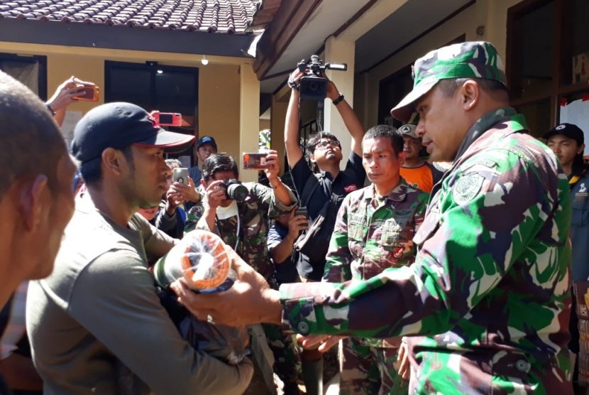 Puluhan korban longsor di Desa Sirna Resmi Kecamatan Cisolok Kabupaten Sukabumi mendapatkan bantuan paket sembako dan peralatan lainnya Jumat (4/1). Bantuan berasal dari bantuan warga dan instansi pemeritah maupun swasta.