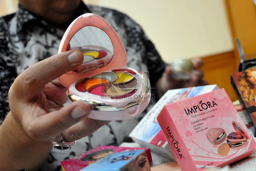   Puluhan kosmetik berbahaya ditampilkan saat pemaparan penemuan kosmetika mengandung bahan berbahaya di Kantor BPOM, Jakarta, Senin (21/10).     (Republika/Prayogi)