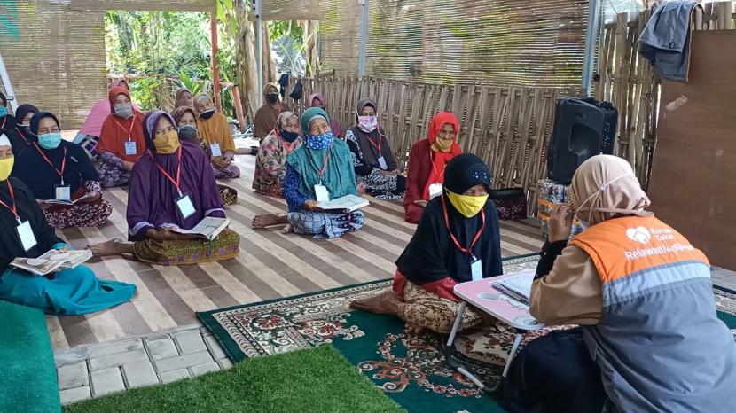 Puluhan lansia di Desa Tegalurung, Kecamatan Balongan, Kabupaten Indramayu, mengikuti kegiatan Pesantren Ramadan Lansia, yang digelar Relawan Inspriratif Rumah Zakat. Kegiatan itu memberikan pengajaran membaca Alquran bagi lansia yang belum bisa membaca Alquran. 