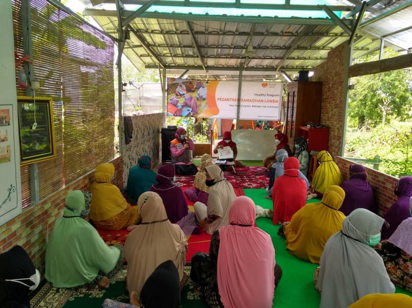 Puluhan lansia semangat belajar mengaji dalam program Pesantren Ramadhan Lansia. Kegiatan teresbut digelar oleh Rumah Zakat, di Taman Lansia Binaan Rumah Zakat Desa Tegalurung, Kecamatan Balongan, Kabupaten Indramayu. 