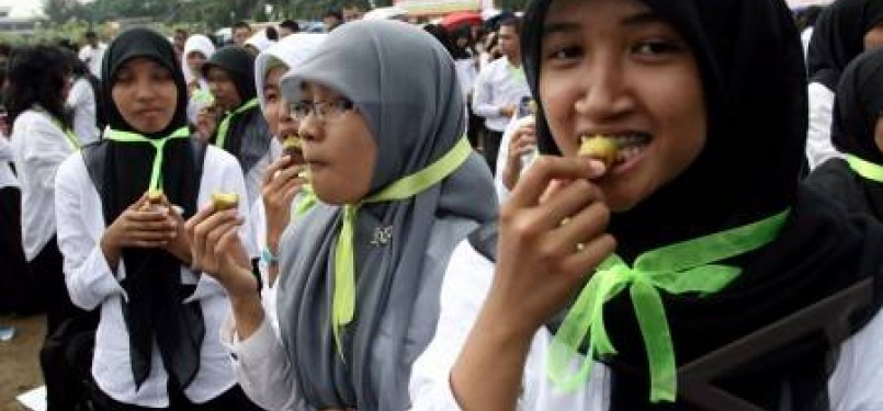 Puluhan mahasiswa baru Universitas Sumatera Utara (USU) memakan ubi jalar secara bersamaan pada kegiatan Manggadong (mengkonsumsi Ubi Jalar sebelum makan nasi), di Medan, Sumut, Kamis (8/9).
