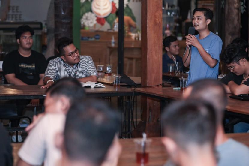 Puluhan mahasiswa dari berbagai instansi pendidikan di Kota Semarang tampak antusias mengikuti bedah buku Hitam Putih Ganjar yang diinisiasi oleh alumni muda dan akademisi UNDIP, UNNES, dan UNS yang berjejaring dalam Pena Mas Ganjar.